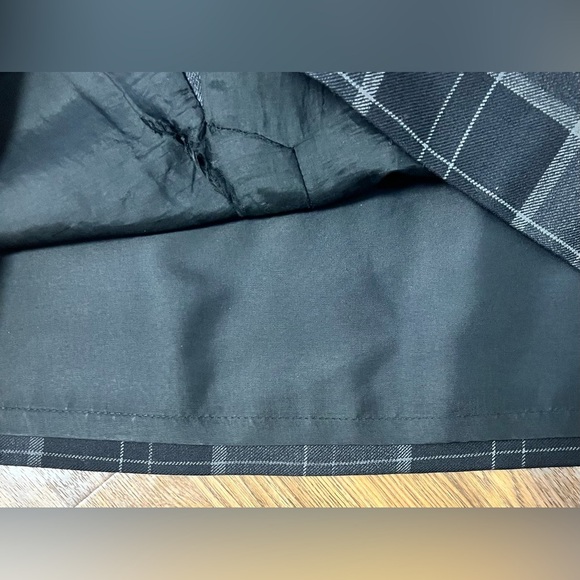100% wool skirt. Amanda Smith plaid wool skirt, lined. Gray/black size 10 EUC - Picture 7 of 9